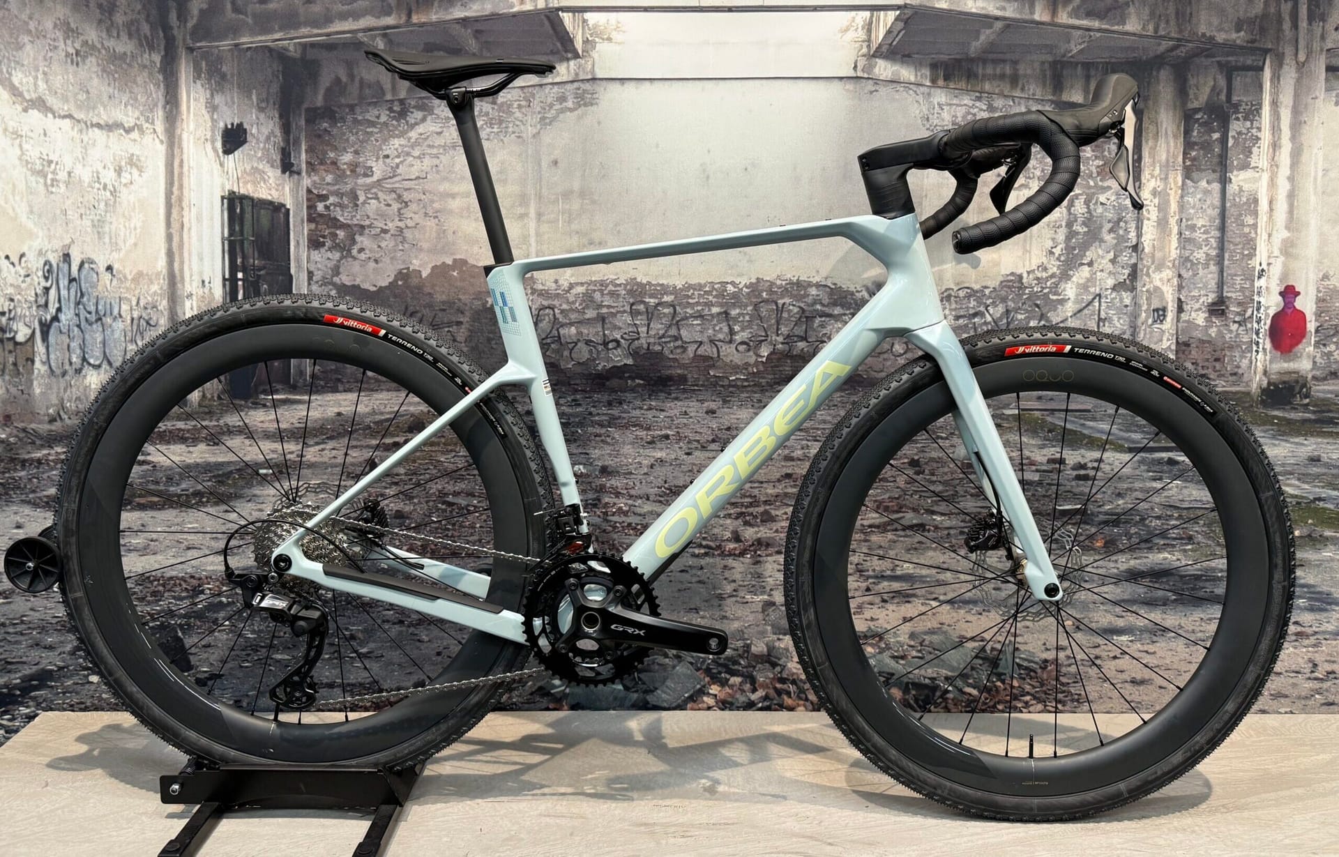 Orbea Terra Race – Gravel Bike – Frozen Concrete – Large – GRX 2x12 Orbea Terra Race – Gravel Bike – Frozen Concrete – Large – GRX 2x12