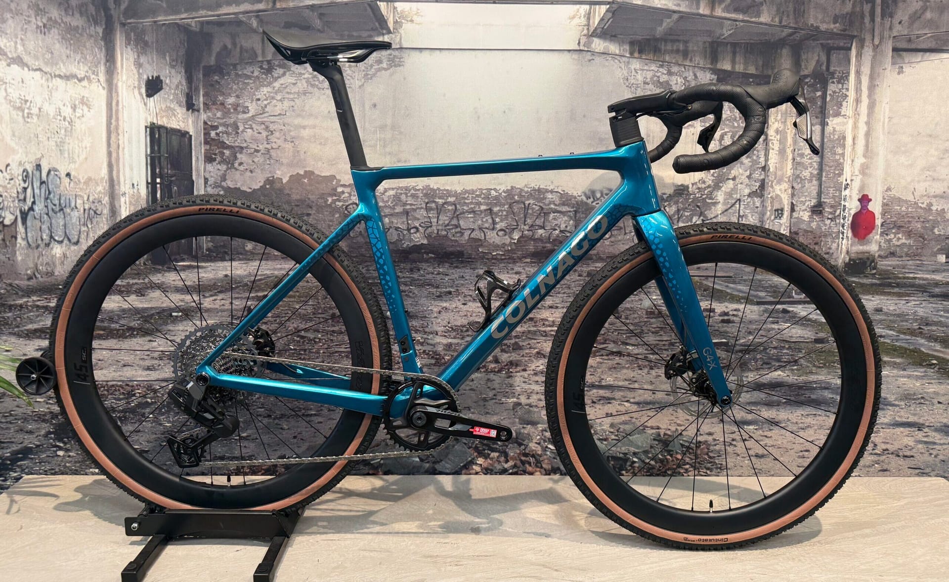 Colnago G4-X – Gravelbike – 52 cm (56) – Blauw – SRAM Rival – Vision 45 Colnago G4-X – Gravelbike – 52 cm (56) – Blauw – SRAM Rival – Vision 45