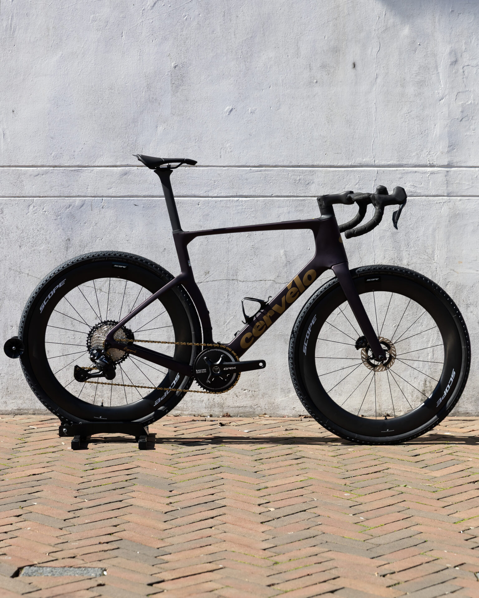 Bergasports in Dedemsvaart is proud to announce an exceptional availability of premium gravel bikes,