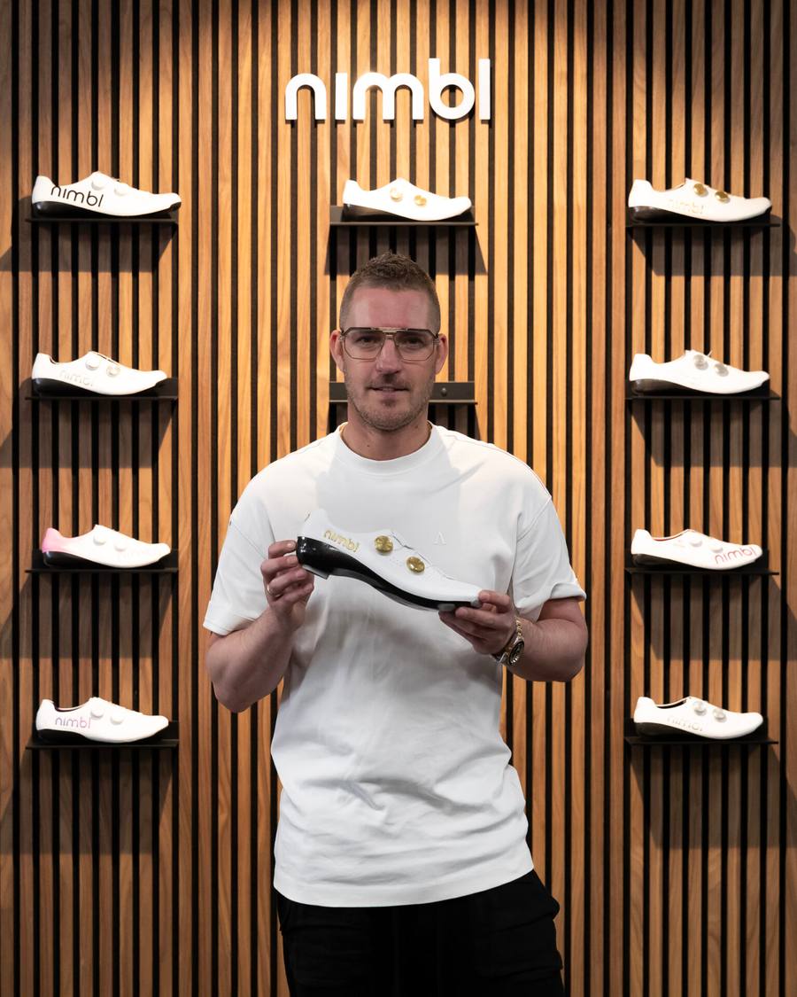 Ingmar Berga bij de Nimbl-wand in de winkel