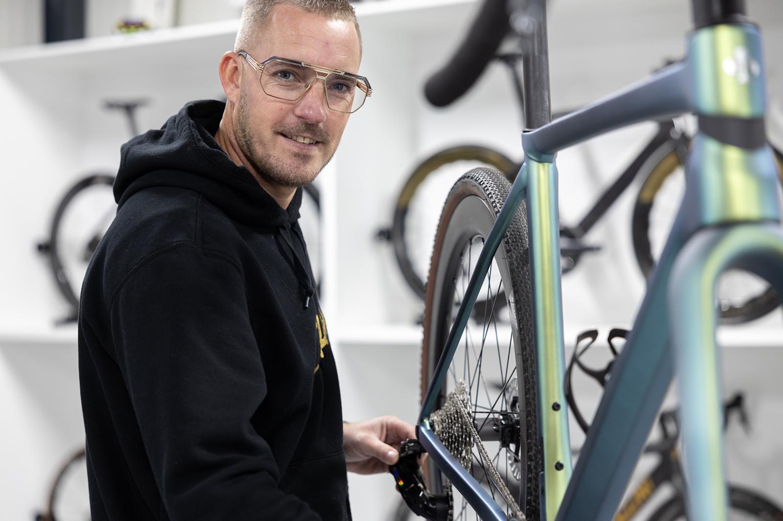 Ingmar Berga aan het werk aan een racefiets in de werkplaats van Bergasports