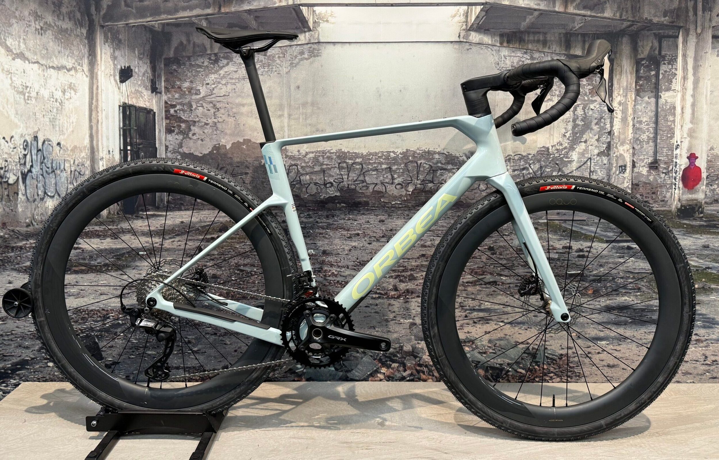 Orbea Terra Race – Gravel Bike – Frozen Concrete – Large – GRX 2x12